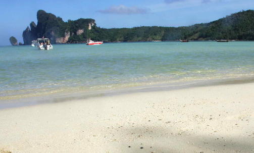 FERIESTED: Phi Phi-�yene er et kjent feriested. De ble rammet hardt av tsunamien i romjulen 2004. Foto: Bazuki Muhammad/Reuters