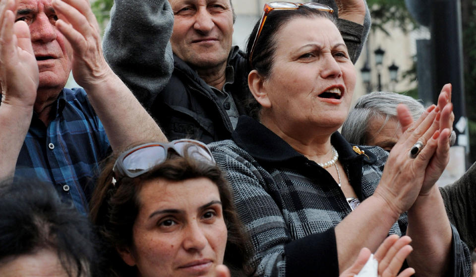PROTEST: Opposisjonen protesterte mot den sittende presidenten Mikhail Saakasjvili i Tbilisi i dag. Foto: AFP PHOTO/Vano SHLAMOV/SCANPIX