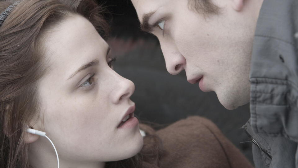 VAMPYRROMANTIKK: Kristen Stewart og Robert Pattinson spiller ten�ringsjenta Bella og vampyren Edward i filmatiseringen av den f�rste �Twilight�-boka. N� suser bok nummer tre, �Form�rkelsen�, til topps p� boklista. Foto: FILMWEB
