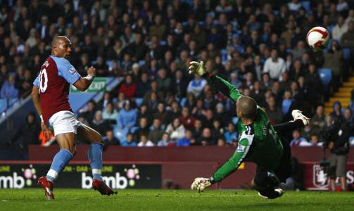 SCORET IGJEN: Her setter John Carew ballen over Hull-keeper Boaz Myhill. Foto: REUTERS