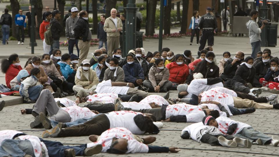 KRIGEN P� SRI LANKA: En gruppe norsktamiler demonstrerte mandag kveld p� Karl Johans gate i Oslo for minne om krigen p� Sri Lanka.
Foto: Terje Bendiksby / SCANPIX