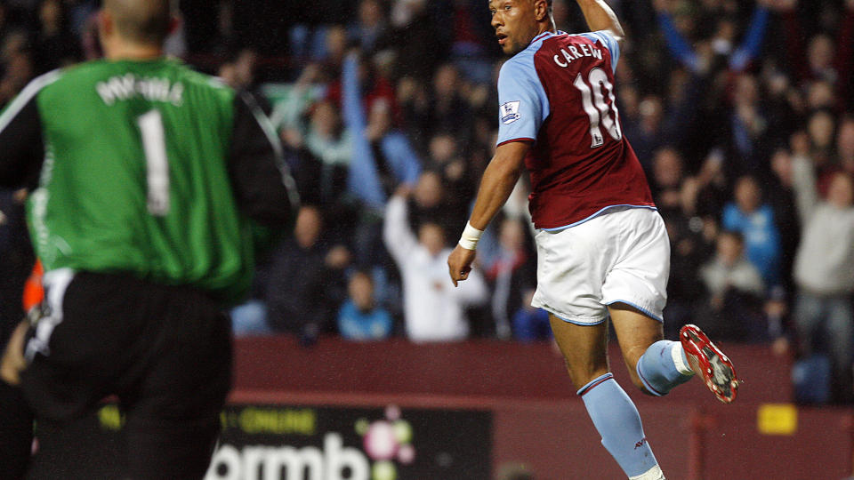 NUMMER 14: John Carew scoret sitt 14. Villa-m�l for sesongen - men han m�tte se seg over skulderen for � se at det ikke ble annullert. Foto: AP