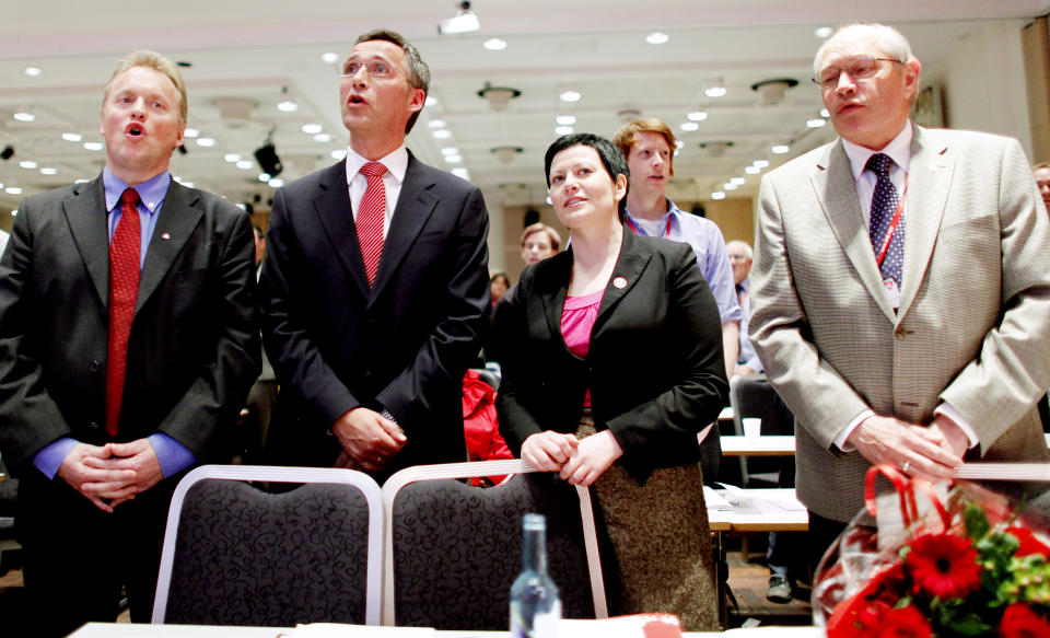SYNKER: Partisekret�r Raymond Johansen (t.v.),  statsminister Jens Stoltenberg, nestleder Helga Pedersen og avtroppende partisekret�r Martin Kolberg synger p� AP-landsm�tet. Foto: Sara Johannessen / SCANPIX