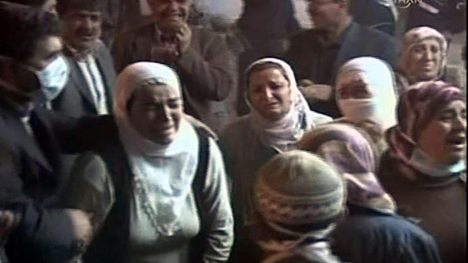 S�RGER OVER DE DREPTE:  Maskerte menn med automatv�pen og granater drepte over 40 personer under et bryllup s�r�st i Tyrkia. Foto: AP Photo/CIHAN via APTN/Scanpix