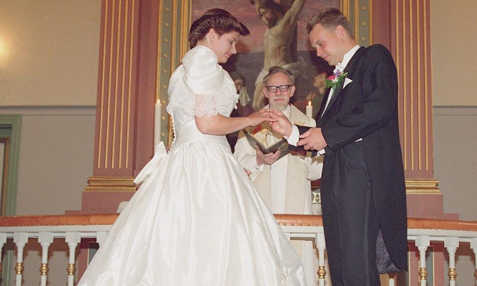  TIL ETTERTANKE:  I dag f�r Nina Karin Monsen Fritt Ord sin pris. Debatten som har rast siden tildelingen ble kjent, maner til ettertanke. Det er fortsatt forstemmende mange som er enige med henne, skriver Anne Holt og Tine Kj�r.  Illustrasjonsfoto: Scanpix
Det er uenighet i Presteforeningen om kirkebryllup. Brudepar ved alterringen, presten i bakgrunnen. 
(Illustrasjonsfoto: Lise �serud, NTB Pluss). CODE: 32613-1