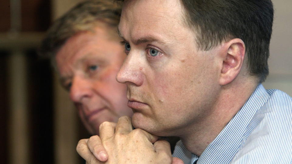 KRITISK: Teknologibedriftenes Landsforening (TBL) er kritisk til regjeringens kriseh�ndtering. Direkt�r Knut Sunde (t.h.) sier det tar for lang tid � sette kriseplanene ut i livet. Arkivfoto: Bj�rn Sigurds�n / SCANPIX