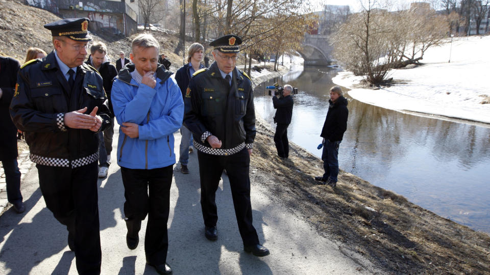 UTE I FELT: Justisminister Knut Storberget m�tte tidligere i v�r representanter for Oslo politidistrikt. Roger Andresen (tv), politimester Anstein Gjengedal ved Gr�nland politistasjon tok justisministeren med p� en tur langs Akerselva.
Foto: Lise �serud / SCANPIX