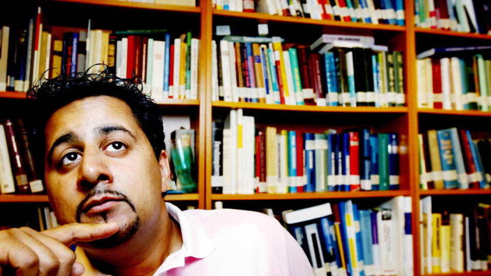 TEST DEG SELV: Politiker og advokat Abid Raja har r�tter i Pakistan. N� har han tatt opp stafettpinnen fra professor Thomas Hylland Eriksen og har lagd sin egen quiz om innvandring i Norge. Foto: Kristin Svorte