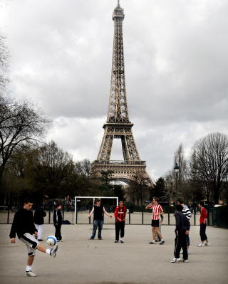DRA HIT OM VINTEREN: If�lge Greenberg er k�ene ved Eiffelt�rnet i Paris verst om sommeren. Han anbefaler � bes�ke severdighetene i Paris i november og desember.Foto: AGNETE BRUN