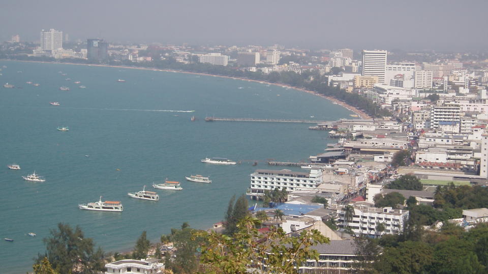 PATTAYA: Mange nordmenn trives i Pattaya i Thailand, men forfatter og reiseguru Peter Greenberg frar�der � reise hit p� grunn av kloakken som pumpes ut i sj�en. If�lge hans nye bok har myndighetene pr�vd � rette p� dette ved � kreve at boligbygg med over 60 enheter m� rense kloakken. Utbyggerne lager dermed hus med 59 enheter - og fortsetter � pumpe kloakken ut i vannet.Foto: P�L M�RK