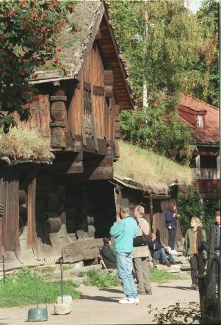 TILBAKE TIL DET «EKTE»: På slutten av 1800-tallet oppsto friluftsmuseer i Europa. De skulle vise førindustrielle livssituasjoner. Kong Oscar IIs samling av historiske hus i Oslo fra 1881 går for å være verdens eldste friluftsmuseum. Denne samlingen var laget for Norsk folkemuseum, grunnlagt i 1896. Foto: NTB/Morten Holm/SCANPIX TILBAKE TIL DET «EKTE»: På slutten av 1800-tallet oppsto friluftsmuseer i Europa. De skulle vise førindustrielle livssituasjoner. Kong Oscar IIs samling av historiske hus i Oslo fra 1881 går for å være verdens eldste friluftsmuseum. Denne samlingen var laget for Norsk folkemuseum, grunnlagt i 1896. Foto: NTB/Morten Holm/SCANPIX