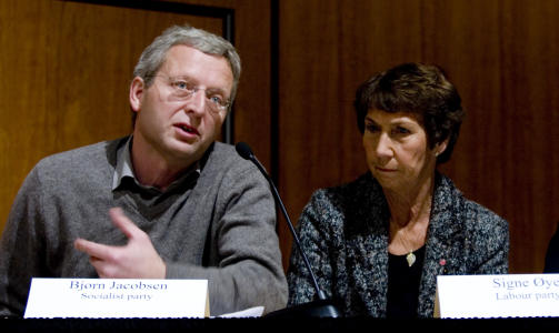- HELSA VIKTIGST: Bj�rn Jacobsen (SV) og Signe �ye (Ap) i forsvarskomit�en p� Stortinget er oppr�rt over avsl�ringene om milj�ammunisjonen. - Helserisikoen som fremkommer i rapporten fra Forsvarets forskningsinstitutt m� tas alvorlig, sier �ye til Dagbladet. Foto: Scanpix