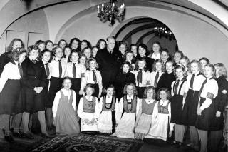 JENTEHIRDEN BESØKER QUISLING: Men tyskerne overvåket tidvis medlemmer av NS. De mente noen sto på en norsk, nasjonalistisk, grensende til tyskfiendtlig linje, skriver Jorunn Sem Fure i den nye boka. Foto: SCANPIX JENTEHIRDEN BESØKER QUISLING: Men tyskerne overvåket tidvis medlemmer av NS. De mente noen sto på en norsk, nasjonalistisk, grensende til tyskfiendtlig linje, skriver Jorunn Sem Fure i den nye boka. Foto: SCANPIX