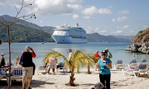 HAITI: Vakkert, men ikke anbefalt av forfatteren. Landet, og s�rlig hovedstaden Port-au-Prince, byr p� fattigdom, voldskriminalitet og kidnappingsfare, advarer Greenberg. Her anl�per et cruiseskip derimot en tryggere del av Haiti. Foto: EIVIND PEDERSEN