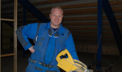 STOLT AV G�RDEN: Clas St�le Kvisler (35) fra Skiptvet i �stfold er b�de g�rdbruker og r�rlegger. P� g�rden driver han med storfe, type charolais, som er en fransk rase.  - Jeg �nsker � treffe en dame med humor og omsorg. En ryddig dame med glimt i �yet. En dame som jeg kan dele resten av livet med og f� barn med, sier han. Selv synes han det er best for barn � vokse opp p� en g�rd. Foto: TV 2