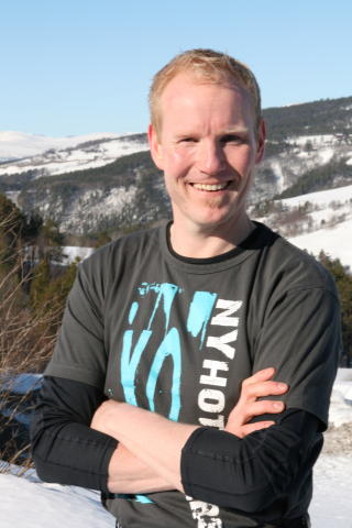 VIL FINNE MANNEN I SITT LIV: Jan Erik Kj�r (41) fra Fosshaugen g�rd i Heidal liker � ha en liten g�rd. Slik kan han f�lge opp hvert enkelt dyr. Han har en sterk interesse for dyr og biologi. Ellers er han veldig kulturinteressert, og er �alltid� midt i en bok. - Jeg h�per � treffe HAM som vil dele livet sitt med meg; en mann som er f�lsom, �rlig og omtenksom. Det er fint om han har m�l og ambisjoner, er sporty og har humor, sier han. Foto: TV 2