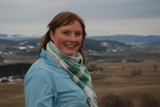 �NSKER SEG EN �HANDYMAN�: Kirsten Marie Lynum (26) fra �sen skal overta foreldrenes g�rd p� Skogn i Nord-Tr�ndelag. G�rdsdriften best�r av melkeproduksjon og produksjon av storfekj�tt. Hennes interesser er orientering, friluftsliv, musikk, reising og venner. - Jeg h�per p� � treffe en sporty, sosial, eventyrlysten (gitarspillende) �handyman�, sier hun. Foto: TV 2