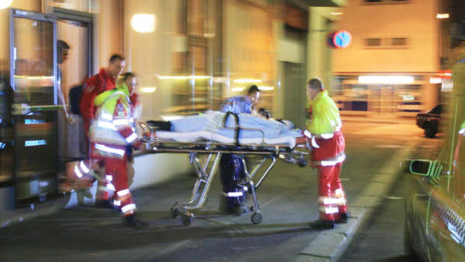 HARDT SKADD: Det da 39-�rige offeret fraktes bort fra Sentrum Scene etter angrepet i fjor. Foto: ESPEN HOVDE