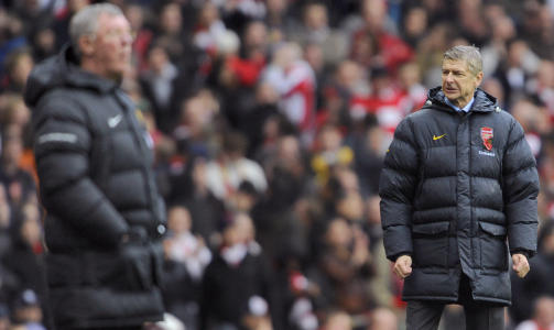 SKREKK OG GRU: Arsene Wenger ser ikke lyst p� det Arsenal leverte i fjor h�st - men de slo da i hvert fall Manchester United p� hjemmebane i november. Foto: REUTERS