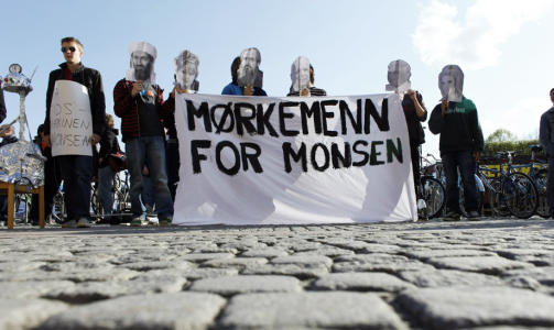 MARKERING: Demonstranter fra R�dt var if�rt masker med personer de anser som �m�rkemenn� - blant dem Osama bin Laden, paven og Sarah Palin. Foto: SARA JOHANNESSEN/SCANPIX