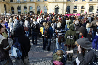 ENGASJEMENT: Flere hundre demonstranter hadde m�tt fram p� Plata ved Oslo S for � delta i motstandsmarkeringen mot tildelingen av Fritt Ord-prisen til Nina Karin Monsen. Foto: SARA JOHANNESSEN/SCANPIX
