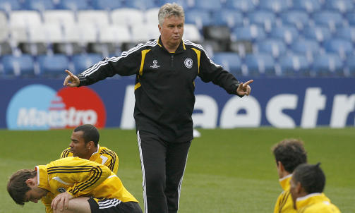 KLOKSKAP OG HJERTE: Guus Hiddink ber spillerne opptre med b�de fornuft og f�lelser mot Barcelona. Foto: AFP