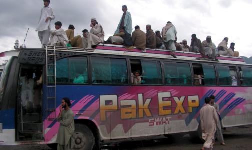 FLYKTER: Innbyggerne i Mingora flykter fra kampene mellom Talban og pakistanske styrker. Foto: EPA/RASHID IQBAL/SCANPIX