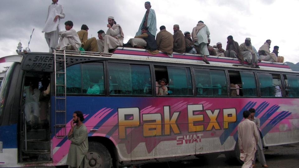 R�MMER: Lokale innbyggere r�mmer fra Swat-dalen. Her, i byen Mingora, har pakistanske styrker kastet seg inn i kamper mot Taliban. Foto: EPA/RASHID IQBAL/SCANPIX