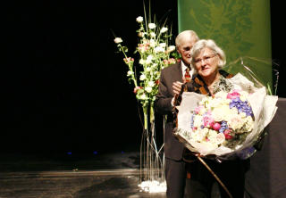 FIKK BLOMSTER:
Nina Karin Monsen ble tirsdag kveld overrakt Fritt Ord-prisen for 2009 under et arrangement i Operaen. Bak skimtes styreleder i Fritt Ord, Francis Sejersted. 
Foto: Sara Johannessen / SCANPIX