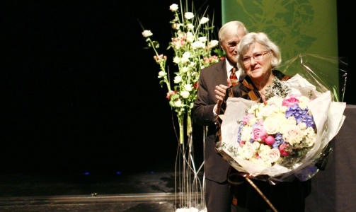 FRITT ORD-VINNER: Nina Karin Monsen ble i v�r overrakt Fritt Ord-prisen for 2009 under et arrangement i Operaen. Bak skimtes styreleder i Fritt Ord, Francis Sejersted. 
Foto: Sara Johannessen / SCANPIX