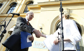 DEMONSTRERTE:
Under tirsdagens demonstrasjon overrakte Lisa Dillan Fritt Ords styreleder Francis Sejersted rundt 4000 underskrifter mot at Nina Karin Monsen blir tildelt Fritt Ords pris.
Foto: Sara Johannessen / SCANPIX