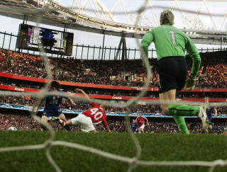 P� TRYNET: Kieran Gibbs faller ... Foto: AP
