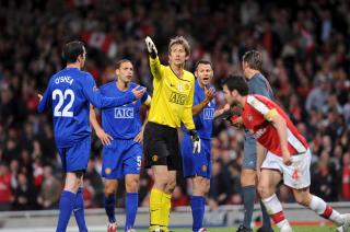 FOR SENT: Van der Sar appellerer f�nyttes til assistentdommeren, en knust Fletcher er p� vei mot garderoben.  Foto: SCANPIX/EPA/GERRY PENNY