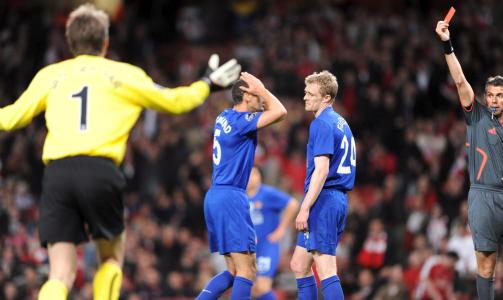 FORTVILELSE: Edwin van der Sar og Rio Ferdinand skj�nner hva det r�de kortet betyr, Darren Fletcher har for lengst resignert.  Foto: SCANPIX/EPA/GERRY PENNY