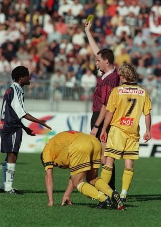 FORKLARER LITT REGLER: Rune Pedersen er kjent med � dele ut kort. Dommersjefen forteller at �f�rst p� ballen� er et litt misvisende begrep. Foto: SCANPIX/Morten Holm