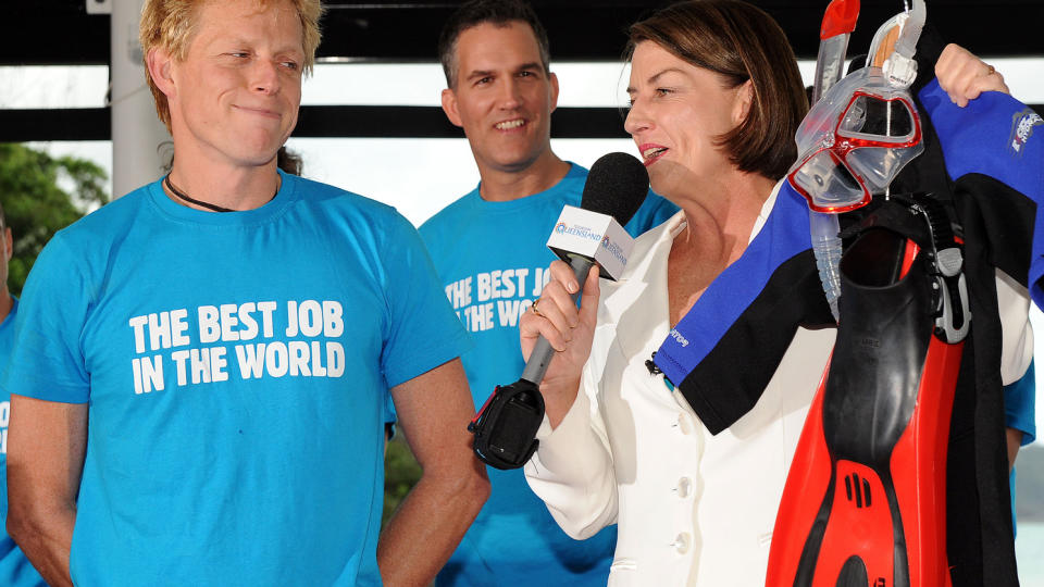VERDENS HELDIGSTE: Ben Southall f�r arbeidsuniformen - en dykkerdrakt - fra Queensland-politikeren Anna Bligh. Southall slo 35.000 s�kere i kampen om jobben p� Hamilton Island utenfor Australia. Foto: Torsten Blackwood/Scanpix