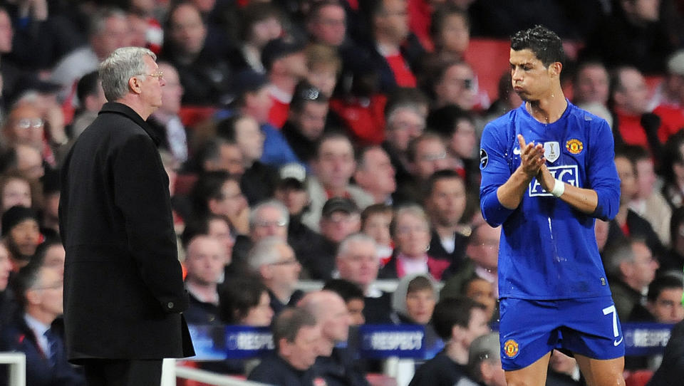 DRAMATISK DAG: Alex Fergusons barnebarn og svigerdatter l� p� sykehus etter en alvorlig bilulykke mens Manchester United spilte mot Arsenal. Her er skotten med Cristiano Ronaldo under kampen.Foto: SCANPIX/AFP/CARL DE SOUZA