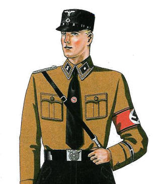 DESIGNET AV HUGO BOSS: I 1933 fikk Hugo Boss anbudet på å designe blant annet de svarte uniformene til SS, de brune skjortene til SA og Hitlerjugends brunsvarte uniformer. Boss hadde fram til da designet uniformer til politi og postvesen. Foto: WIKIMEDIA DESIGNET AV HUGO BOSS: I 1933 fikk Hugo Boss anbudet på å designe blant annet de svarte uniformene til SS, de brune skjortene til SA og Hitlerjugends brunsvarte uniformer. Boss hadde fram til da designet uniformer til politi og postvesen. Foto: WIKIMEDIA