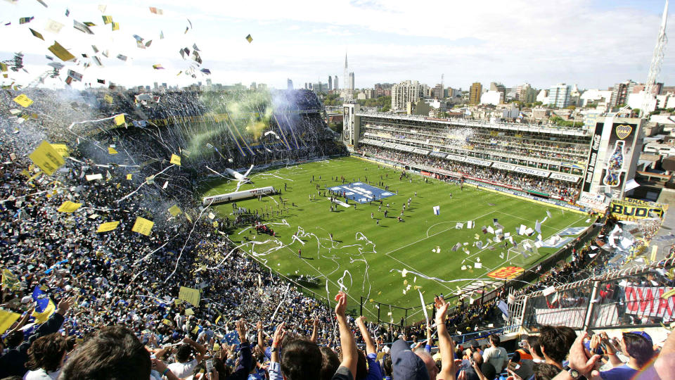 STOR STEMNING: Lokaloppgj�ret El Super Clasico mellom gigantene Boca Juniors og River Plate skaper liv p� La Bombonera-stadion i Buenos Aires. N� vil myndighetene registrere alle som skal inn p� fotballarenaer i Argentina. Grunnen er at voldelige supportermafiaer skal stoppes.Foto: MARCUS BRINDICCI/REUTERS/SCANPIX