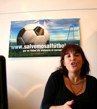 VIL REDDE FOTBALLEN: Rettsvesenet m� utrede hele kjeden av snusk og sette alle de ansvarlige - ogs� klubbledelsen, politikere og politi - bak gitter, sier M�nica Nizzardo i Redd fotballen.