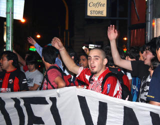 MISFORN�YDE: Supportere protesterer mot det argentinske fotballforbundets tiltak for � bekjempe Las barras bravas. Men i den f�rste kampen med kontroll i portene p� La Bombonera i Buenos Aires, holdt supportermafiaen seg borte.