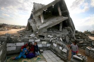 INNESPERRET OG GLEMT: I Gaza bor 1,5 millioner mennesker p� et av verdens tettest befolkede omr�der. De sulter ikke, fordi de f�r utdelt mat fra FN, men framtidsh�pet blant den unge befolkningen er borte. Foto: SCANPIX