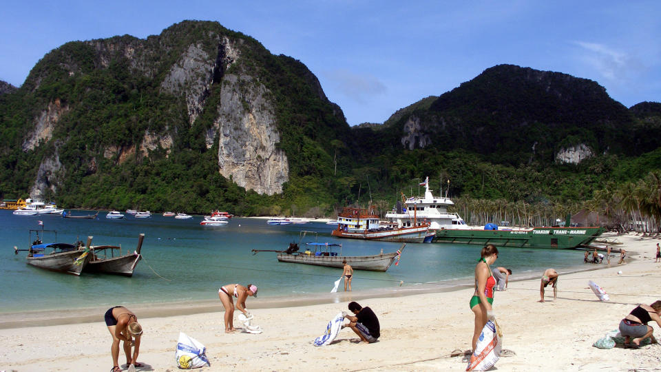 MALURT I BEGERET:  Helsemyndighetene i Thailand har n� mistanke om at det var gift i drinkene som for�rsaket d�dsfallene til de to unge  kvinnene fra Drammen og Seattle p� ferie�ya Phi Phi. Foto: AFp/SCANPIX.