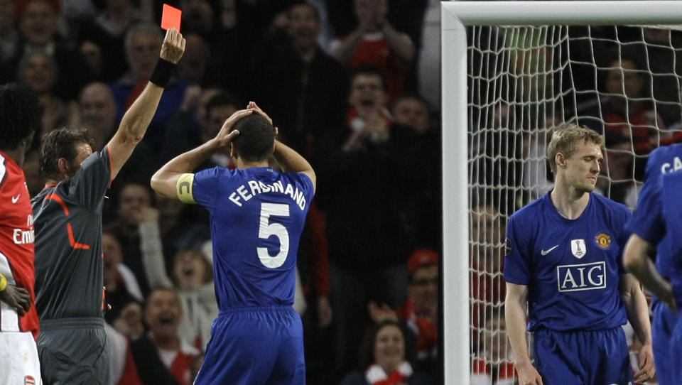 SKJEBNESVANGERT: Dommer Roberto Rosetti viser Darren Fletcher det r�de kortet som betyr at Manchester Uniteds midtbanemann mister Champions League-finalen i Roma i slutten av mai. Foto: SCANPIX/AP/Matt Dunham