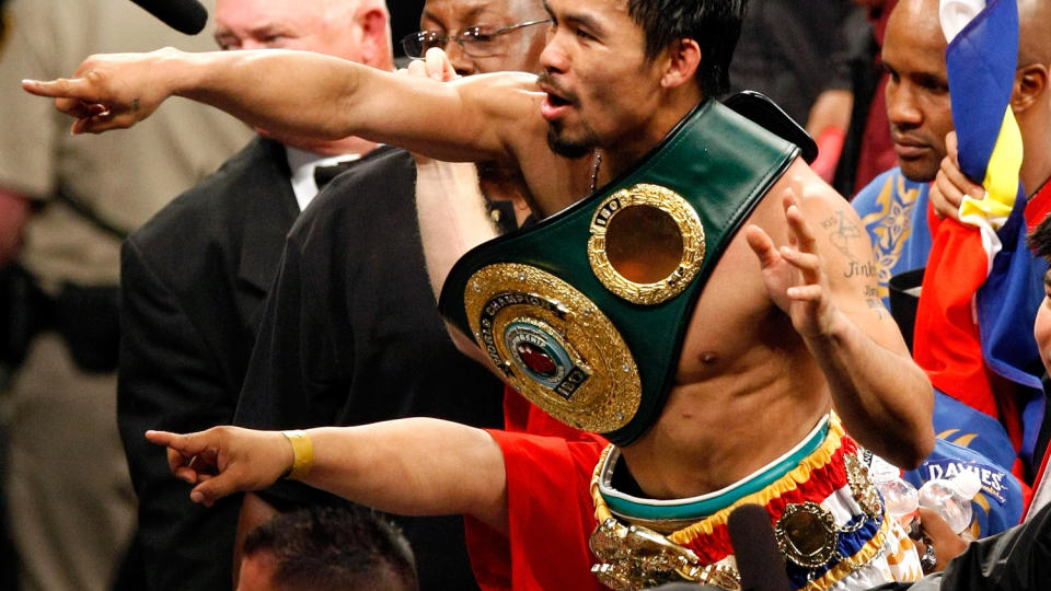 HELT: Manny Pacquiao fra Filippinene feirer etter � ha knocket ut Ricky Hatton i Las Vegas i helga. N� ber imidlertid Filippinenes helseminister Pacquiao og st�tteapparatet om � holde seg innend�rs i USA til neste uke f�r de drar hjem. Foto: Ethan Miller, Getty Images/AFP/Scanpix