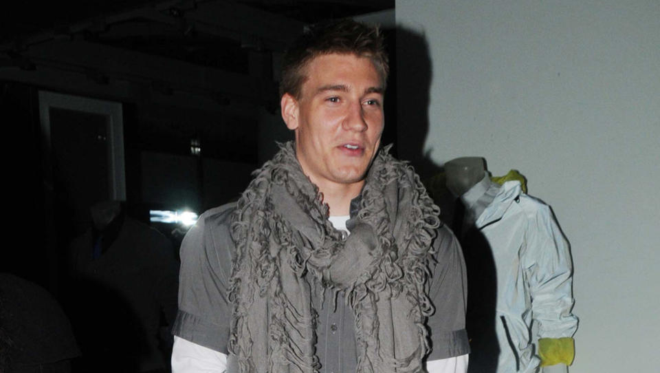 GLAD I BYEN: Nicklas Bendtner har sans for andre sider av stjernelivet enn bare fotballen. I natt slukket han sorgene etter tapet for Manchester United p� nattklubb, og forlot stedet med buksa p� kn�rne. Foto: STELLA PICTURES
