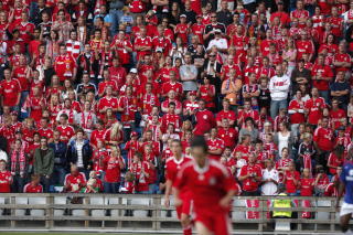 UTSOLGT SIST: Liverpool bes�kte Ullevaal i fjor, og slo VIF 4-1. Foto: 
Foto Knut Falch / SCANPIX