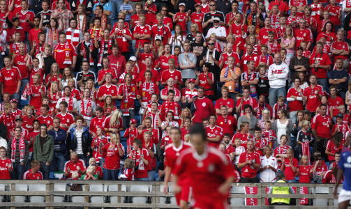 FOLKEFEST: Det var stappfullt da Liverpool m�tte V�lerenga i fjor og ogs� Bislett kommer trolig til � bli utsolgt raskt, tross de stive prisene. Foto Knut Falch / SCANPIX