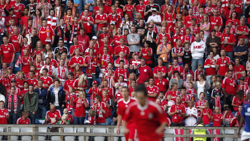 R�D ULLEVAAL: Tribunen var mest r�d da Liverpool m�tte VIF i Oslo i fjor. 5. august m�ter britene Lyn i Oslo. Foto: Knut Falch / SCANPIX
