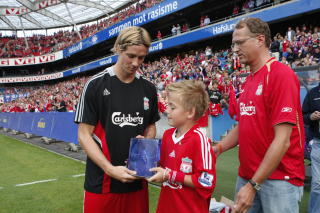 FIKK M�TE SUPERSTJERNEN: Jonas (9) fikk �ren av � overlater Fernando Torres et trof� p� Ullevaal i fjor. Foto: Knut Falch / SCANPIX